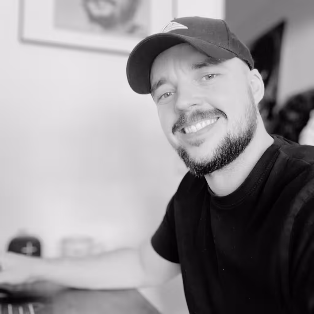 Professionelles Webdesign aus Kempten im Allgäu - Inhaber Cornelius Schwinghammer schaut in die Kamera